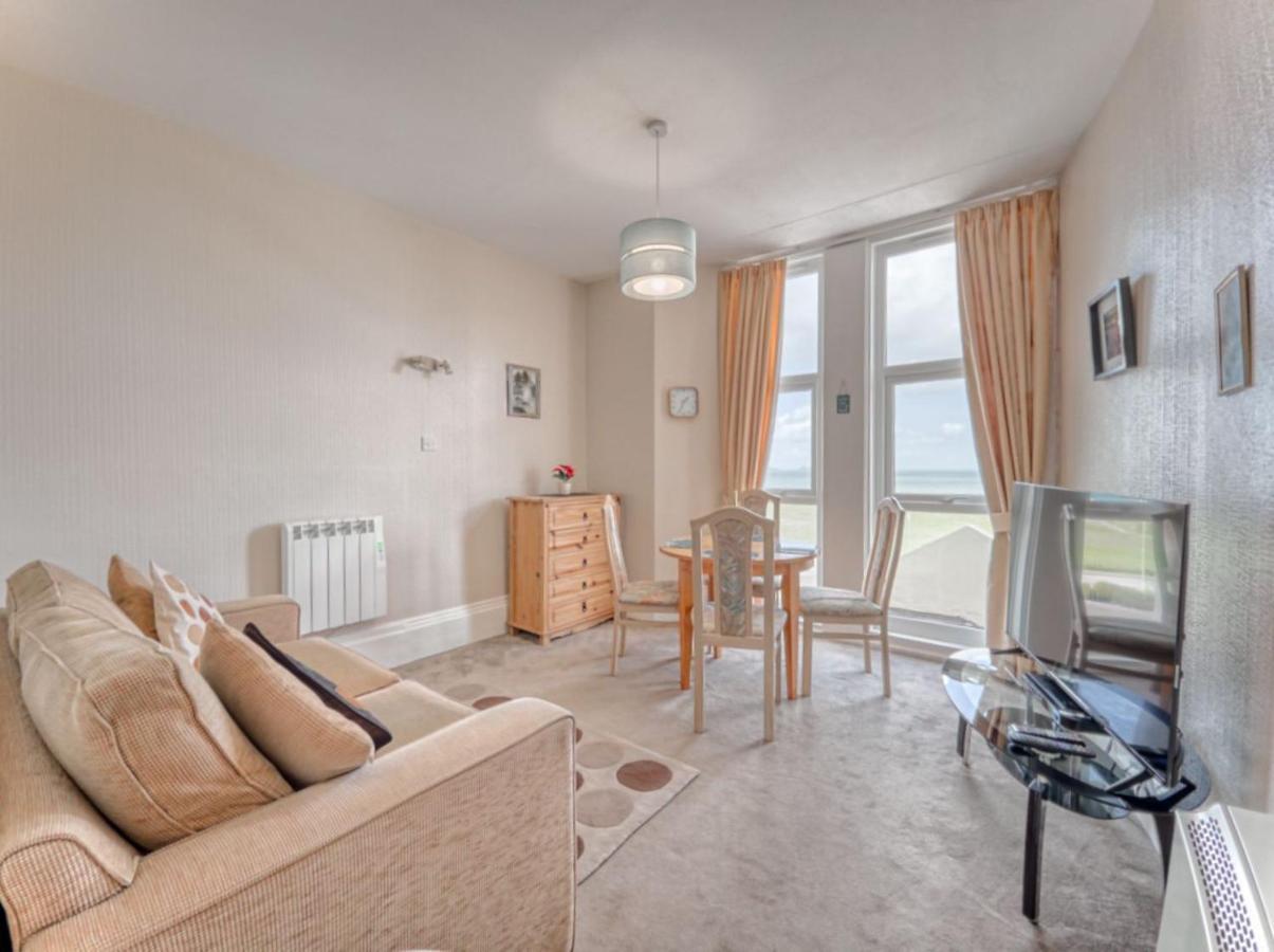 2 - 1 Bedroom Sea Front-sea Views-free Parking Paignton